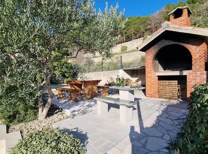 Apartman Apartments By The Sea Duce, Omis - 2821 *